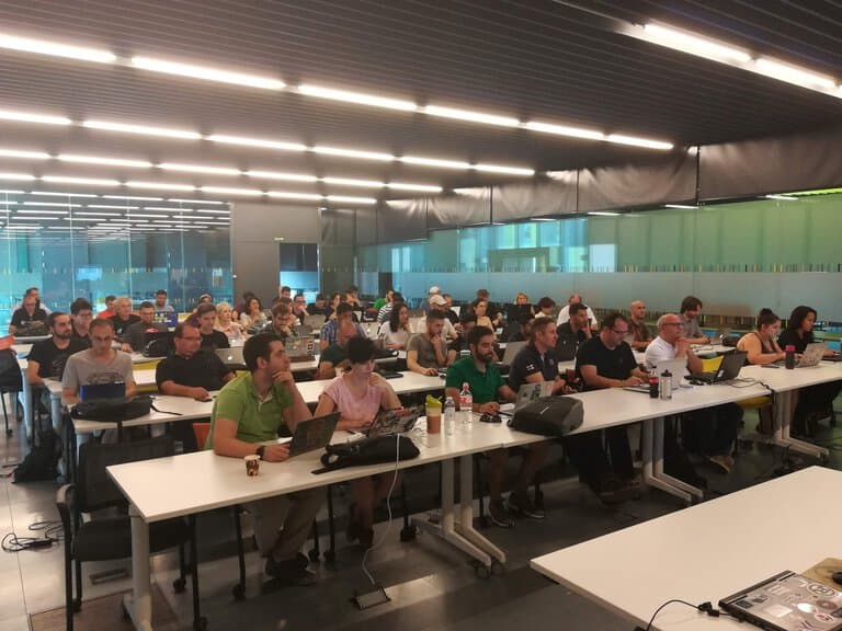 Asistnetes del taller sobre Nodejs para Hackers en HackMadrid%27 trabajando en sus portatiles.