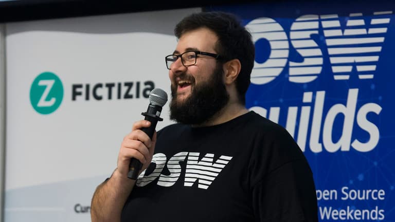 Ulises Gascón en el escenario presentando al público durante un evento