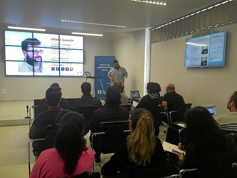 Ulises Gascón en el escenario durante el seminario de IOT