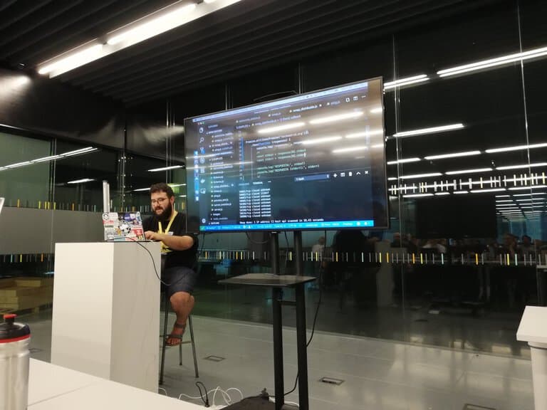 Ulises Gascon durante su Taller sobre Nodejs para Hackers en HackMadrid%27.