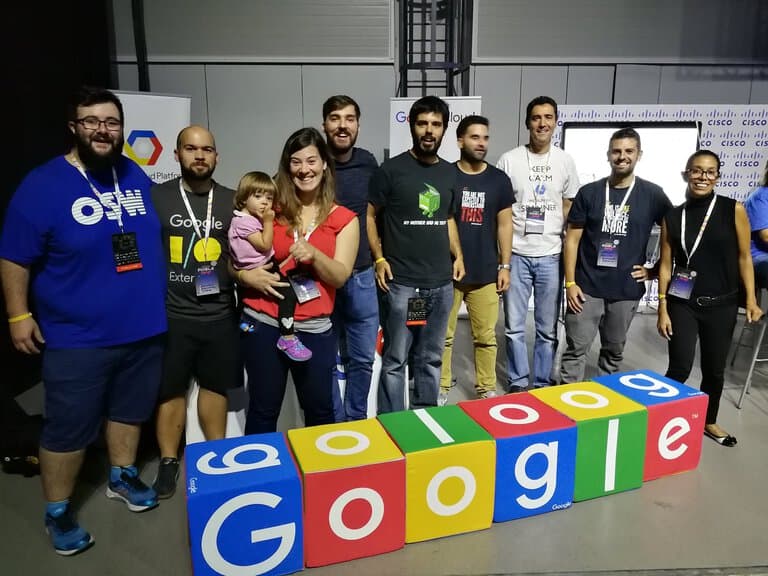 Ulises Gascon junto a otros ponentes, Googlers y comunidades de Portugal