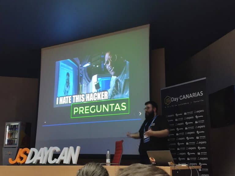 Ulises Gascon durante su charla sobre ciberseguridad en Nodejs en la JSDayCAN2019. Foto de @yera13diaz