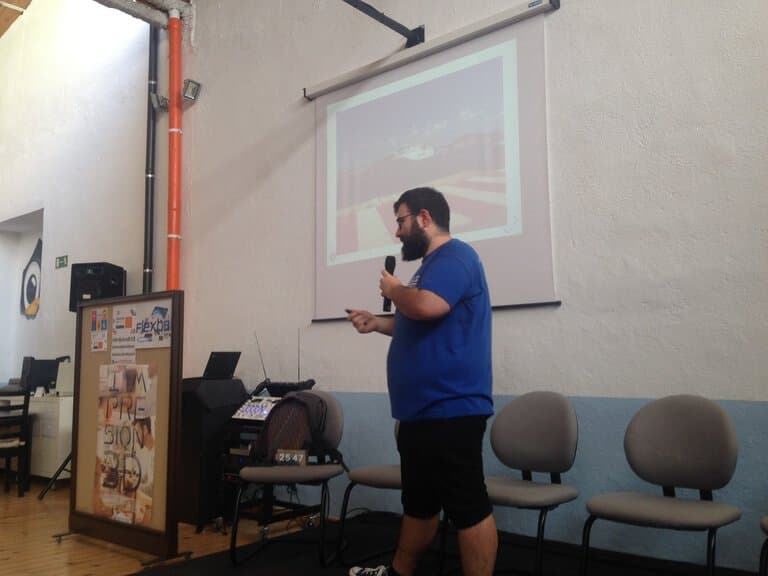 Ulises Gascon durante su charla sobre Batimagen en la Fiesta del Open Source Madrid