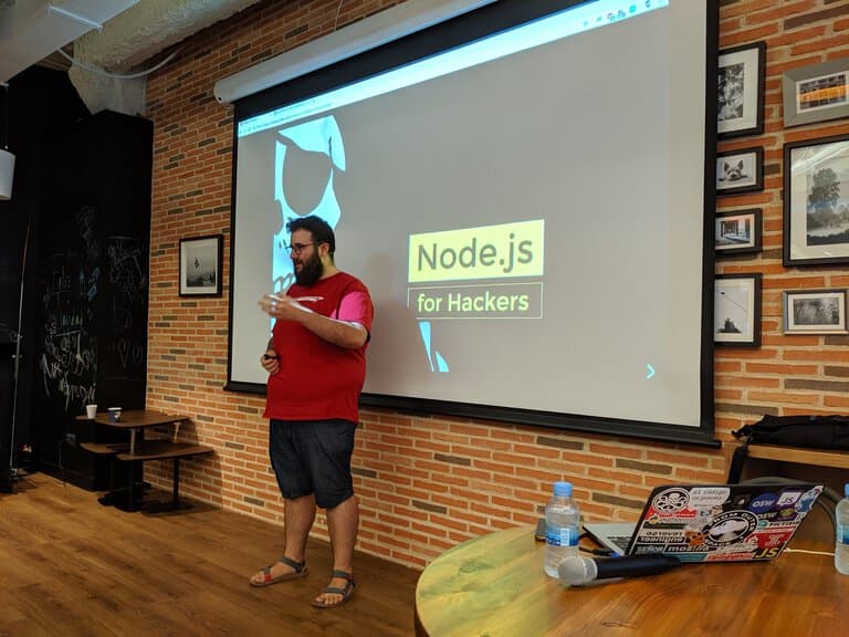 Ulises Gascon durante su charla sobre Nodejs for Hackers en la HackMadrid%27. Foto de @dvillalobos