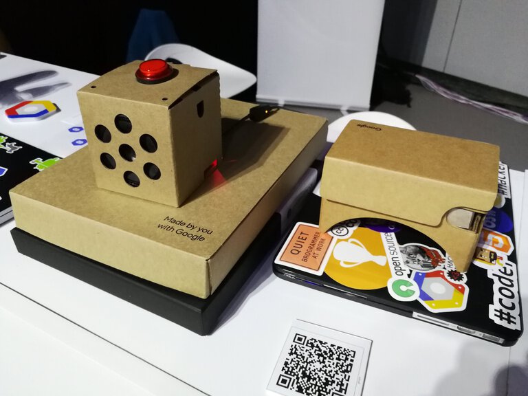 Mostrando el prototipo en el stand de Google